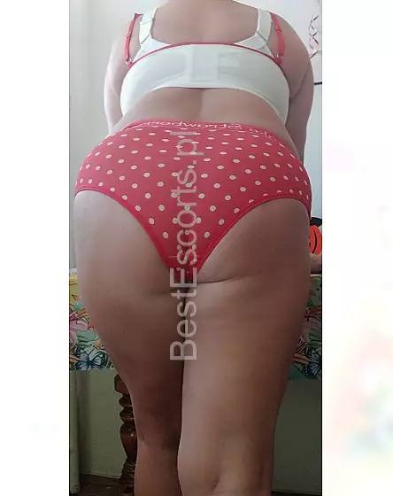 Wieczorem Brunetka niedepilowana