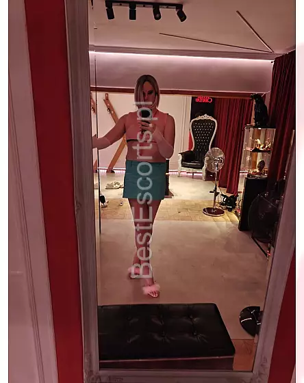 Trans Dominatrix 