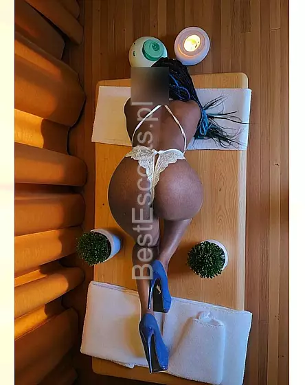 Masaż z ciemnoskórą